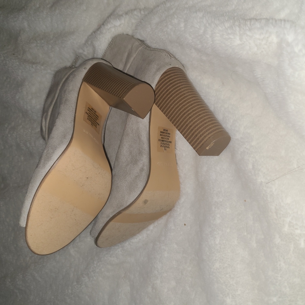 Express Size 10M  Faux Gray Suede - Picture 7 of 9